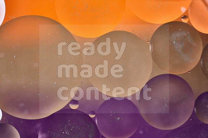 لقطات مقربة لفقاعات من الزيت على سطح الماء باللون البني والبرتقالي والأرجواني