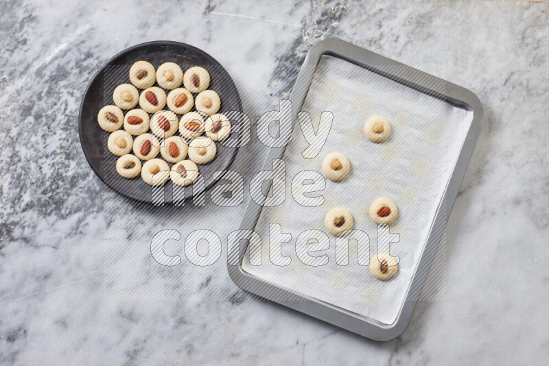 غريبة خطوة بخطوة بالمكونات الدقيق والسكر البودرة والسمن والمكسرات على خلفية رخام رمادي