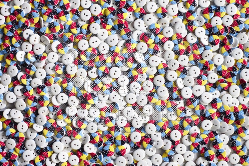 أزرار متعددة اﻷلوان موضوعة علي خلفية رمادية