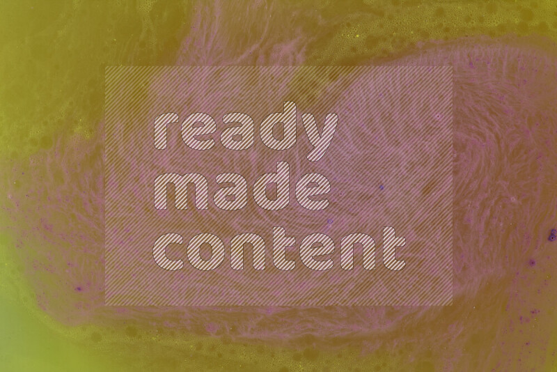 تلتقط الصورة تناثرا للطلاء الأرجواني علي خلفية صفراء