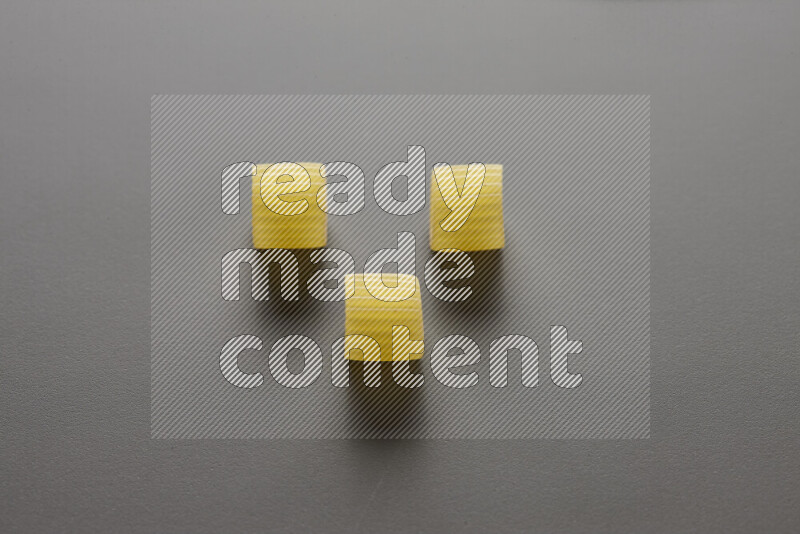 معكرونة خواتم علي خلفية رمادية