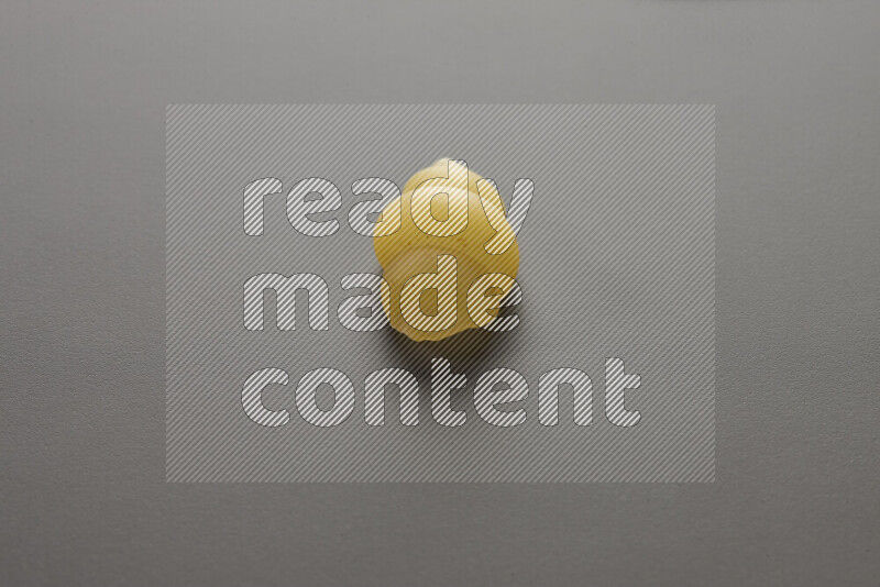 معكرونة قواقع علي خلفية رمادية