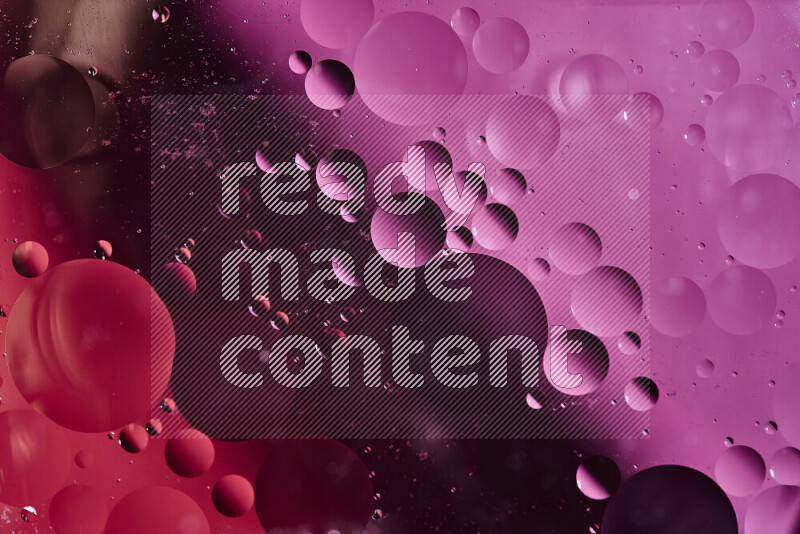 لقطات مقربة لفقاعات من الزيت على سطح الماء باللون الأحمر والوردي