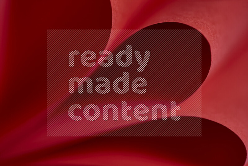 فن تجريدي يعرض المنحنيات المرتبة للأوراق باللون الأحمر