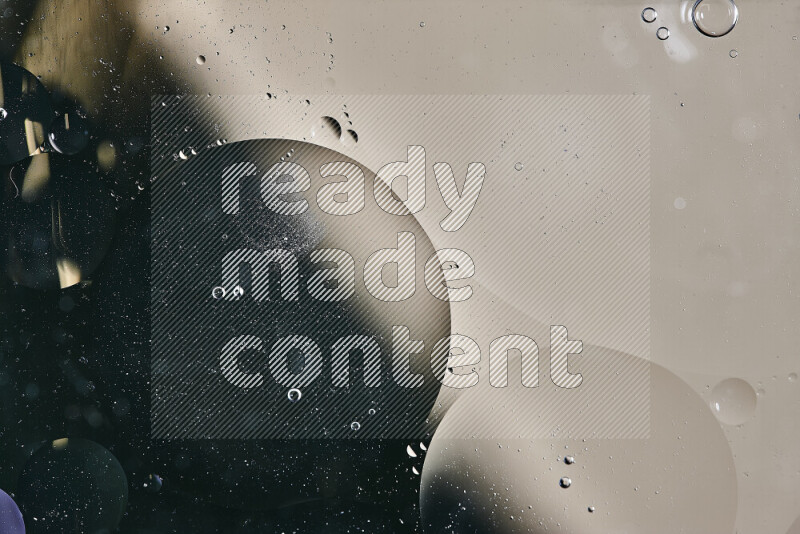 لقطات مقربة لفقاعات من الزيت على سطح الماء باللون الأخضر والبني