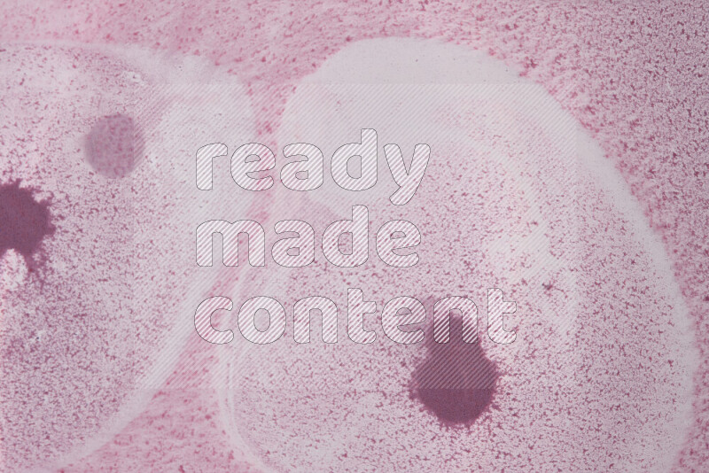 تلتقط الصورة تناثرا للطلاء الأرجواني علي خلفية بيضاء