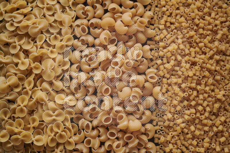 3 انواع معكرونة علي الخلفية كاملة