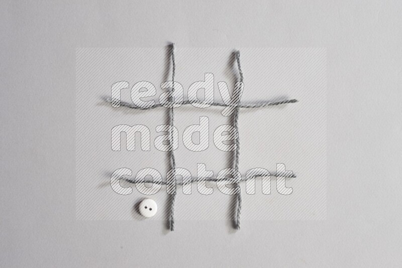 أزرار بيضاء موضوعة علي خلفية رمادية