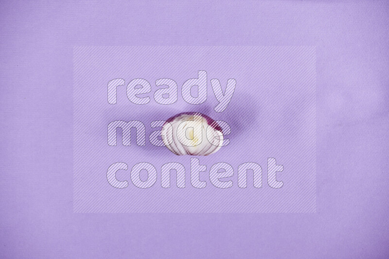 أنصاف بصل أحمر على خلفية أرجوانية