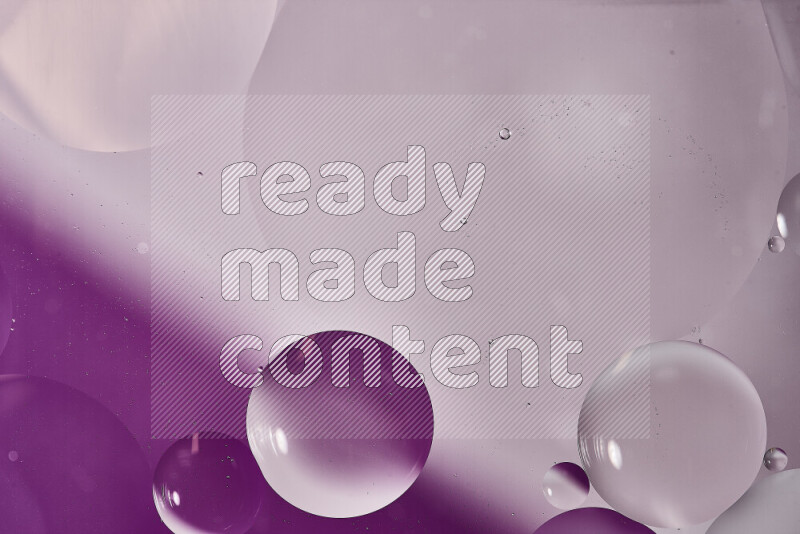 لقطات مقربة لفقاعات من الزيت على سطح الماء باللون الأبيض والأرجواني