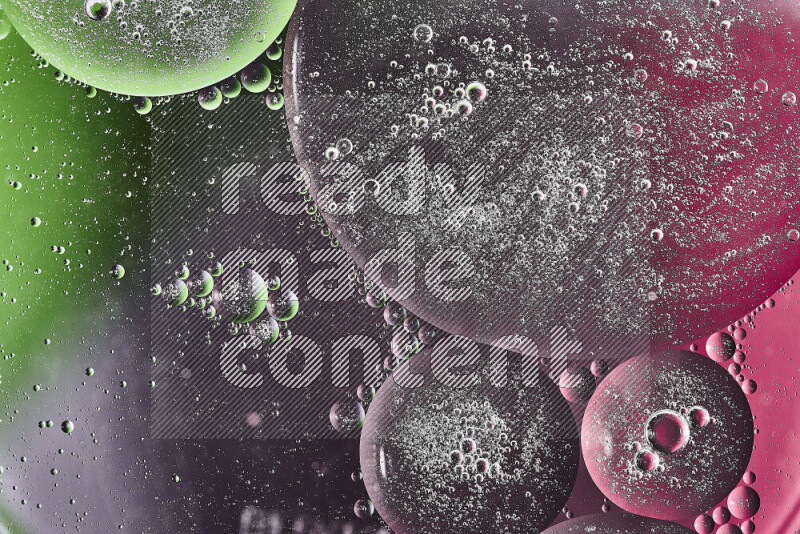 لقطات مقربة لفقاعات من الزيت على سطح الماء باللون الأخضر والأرجواني والوردي