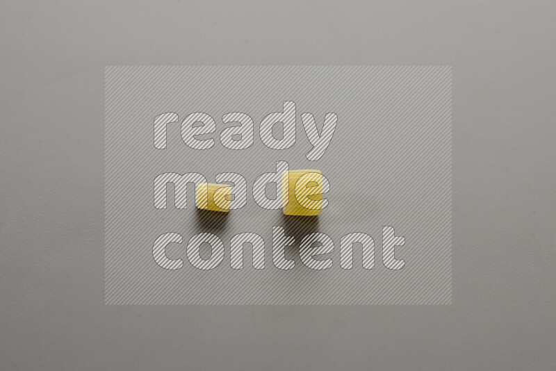 معكرونة مرمرية مع أنواع أخري من المعكرونة علي خلفية رمادية