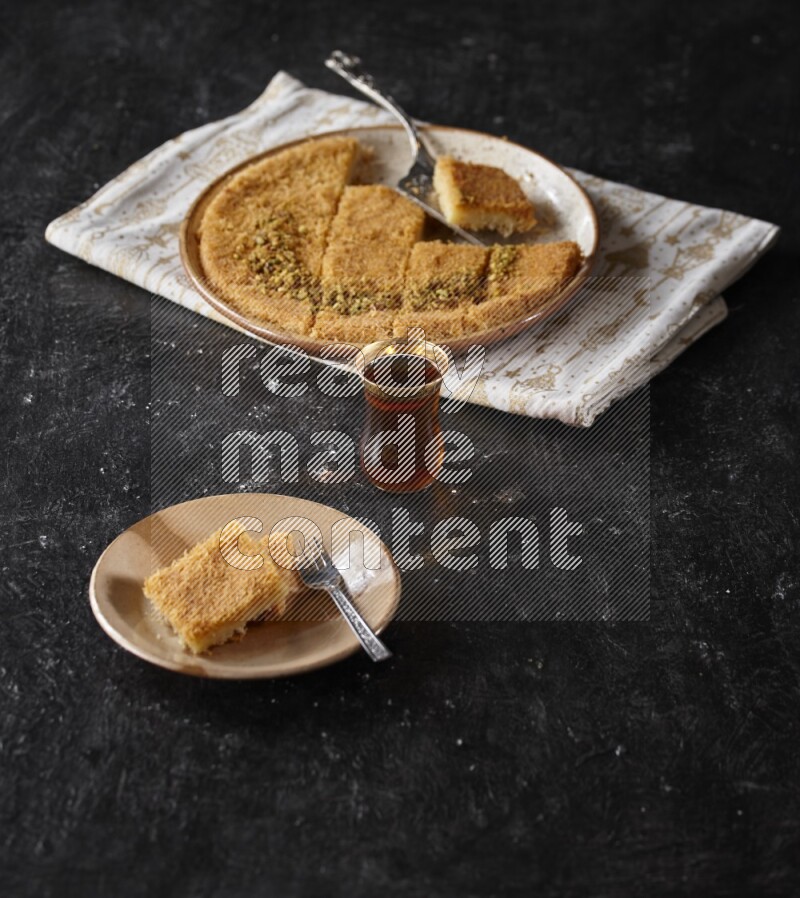 كنافة مع الشاي علي خلفية سوداء خشبية