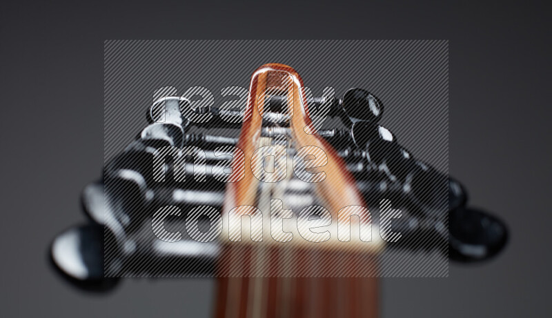 اجزاء من عود خشبي بني على خلفية رمادية