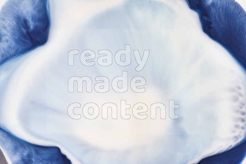 لقطة مقربة لأنماط دوامية باللون الأزرق والأبيض