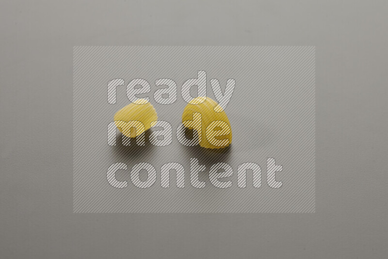 معكرونة خواتم مع أنواع أخري من المعكرونة علي خلفية رمادية