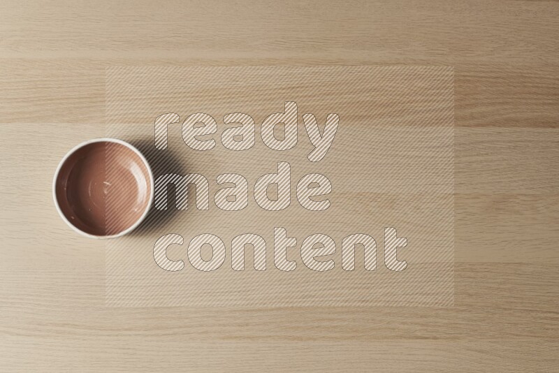 وعاء فخاري بني على خلفية خشبية فاتحة