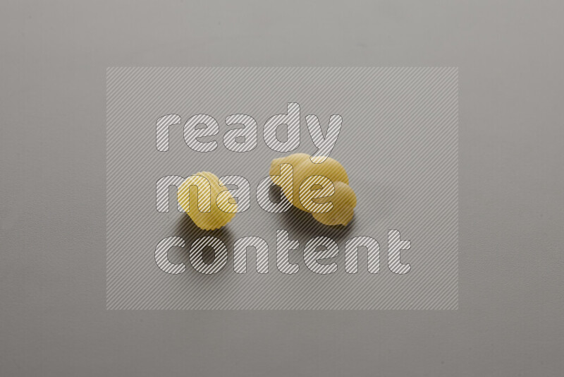 معكرونة خواتم مع أنواع أخري من المعكرونة علي خلفية رمادية