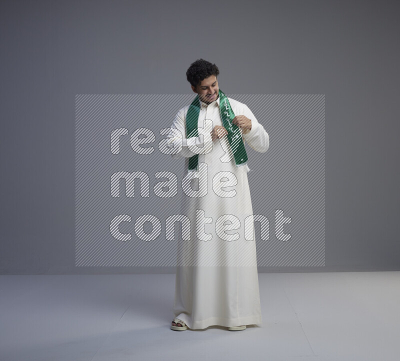 رجل سعودي يرتدي ثوب ابيض و شال يتفاعل مع الكاميرا