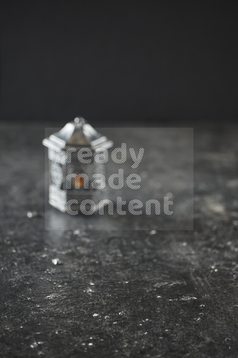 فانوس موضوع علي خلفية سوداء