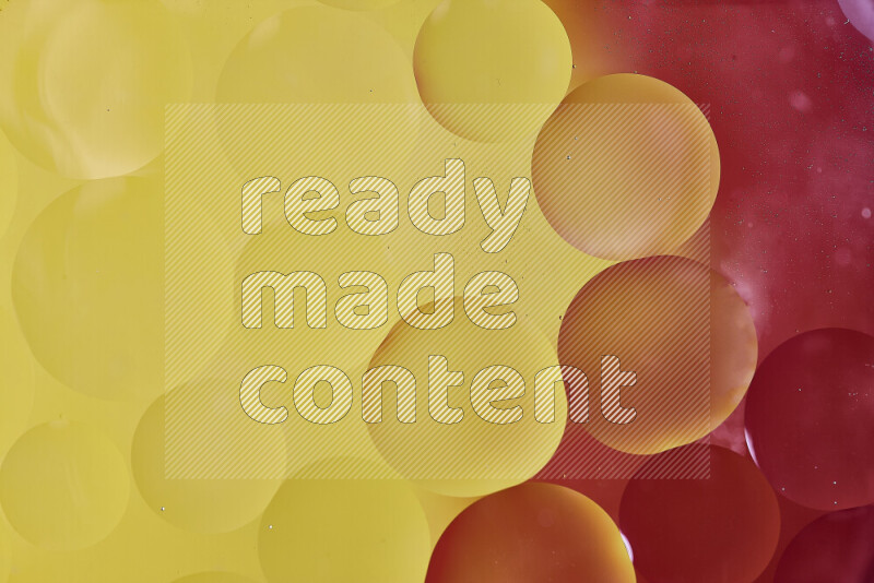 لقطات مقربة لفقاعات من الزيت على سطح الماء باللون الأحمر والأصفر