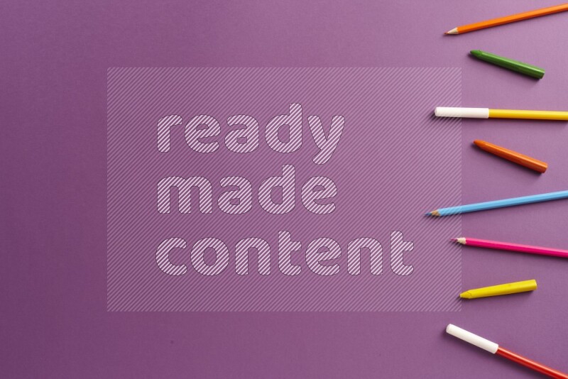 مستلزمات مدرسية مختلفة على خلفية أرجوانية