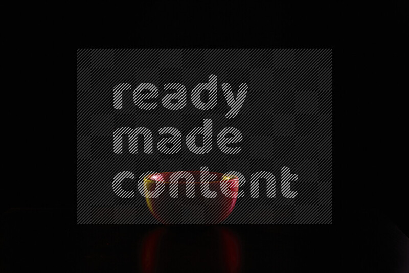 أدوات مطبخ خشبية مع حواف مضيئة ملونة على خلفية سوداء