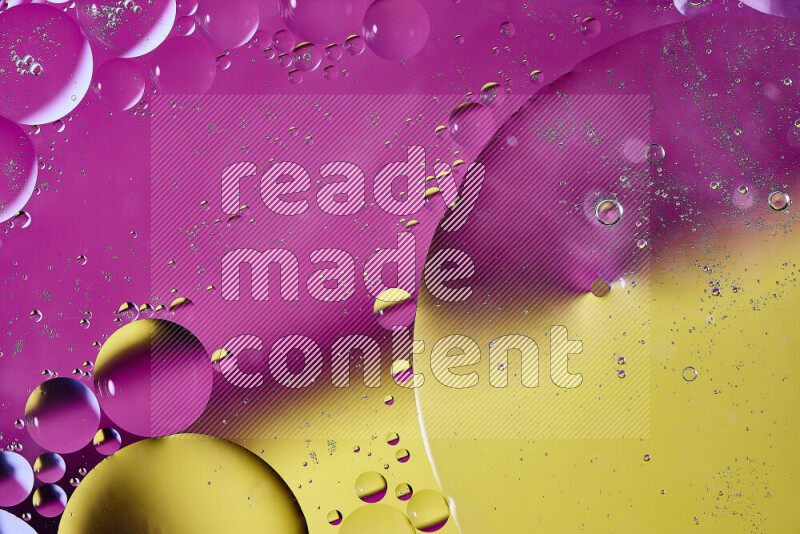 لقطات مقربة لفقاعات من الزيت على سطح الماء باللون الأصفر والوردي