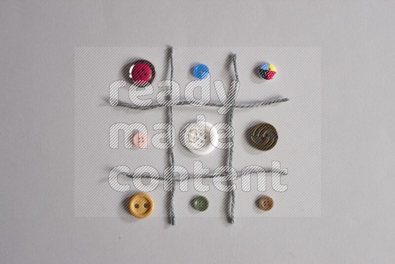 أزرار متعددة اﻷلوان موضوعة علي خلفية رمادية