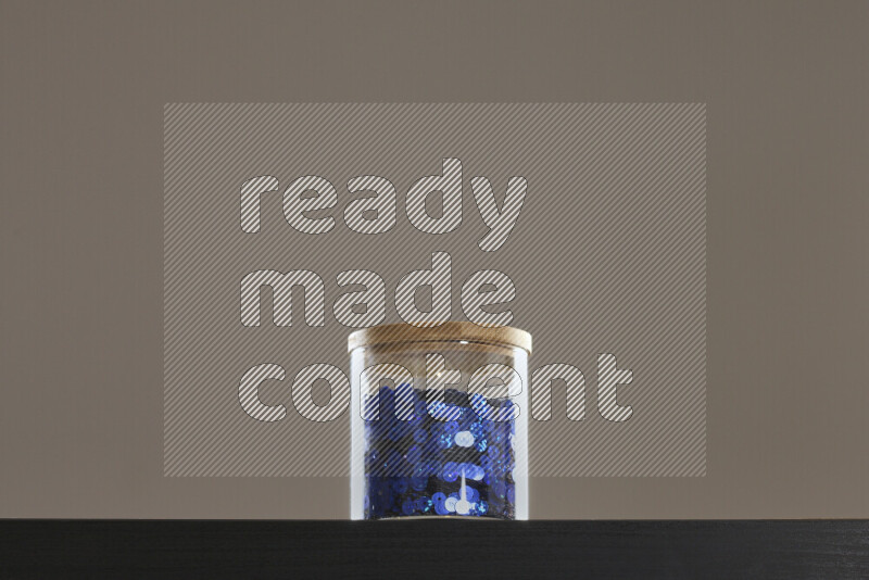 ترتر ملون في وعاء زجاجي علي خلفية سوداء