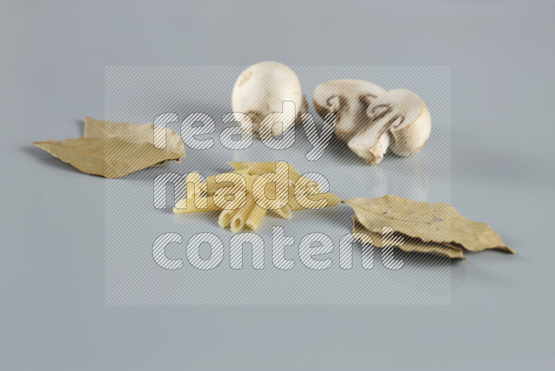 معكرونة مع مكونات متنوعة من الطماطم والثوم والبصل والفلفل الأحمر والفلفل الأسود والفلفل الأبيض وأوراق الغار وإكليل الجبل والهيل و مشروم على خلفية زرقاء فاتحة