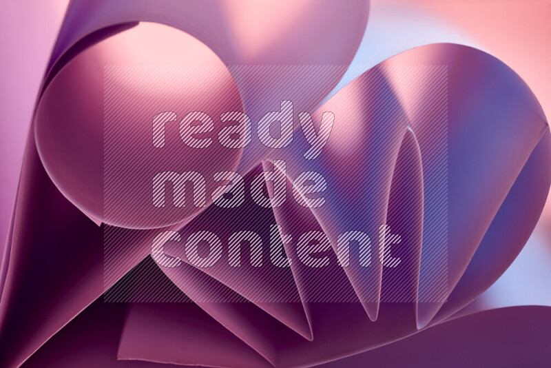 عرض فني لطيات الورق تخلق مزيج من الأشكال الهندسية، مضاءة بإضاءة ناعمة بدرجات اللون الارجواني