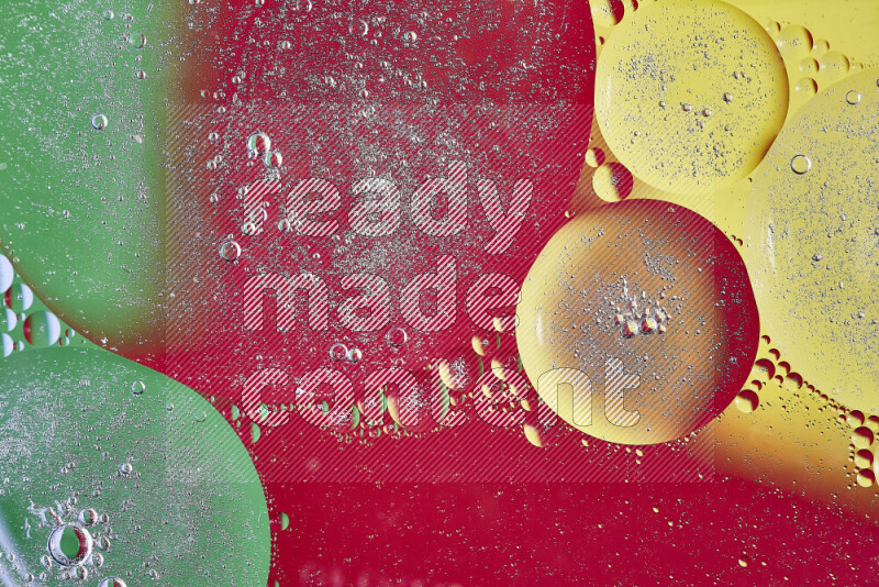 لقطات مقربة لفقاعات من الزيت على سطح الماء باللون الأصفر والأخضر والأحمر