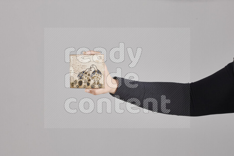 امرأة ترتدي عباءة سوداء تحمل أدوات فخارية مختلفة في أوضاع متعددة