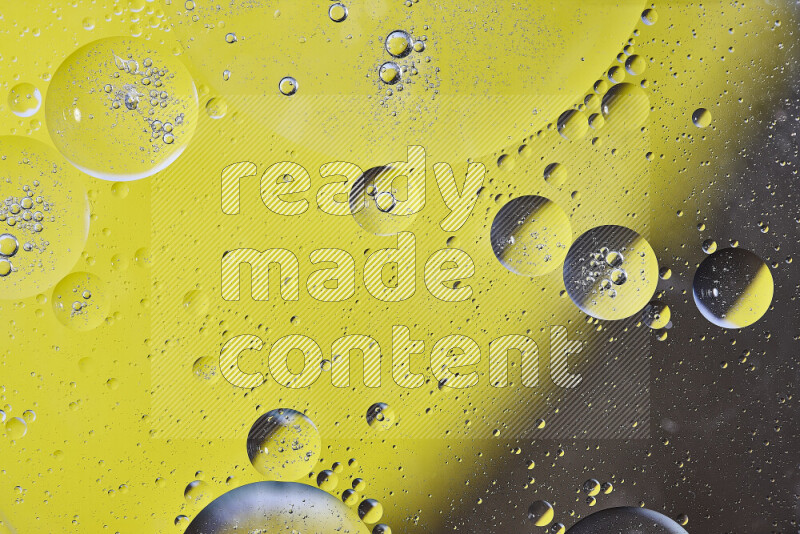 لقطات مقربة لفقاعات من الزيت على سطح الماء باللون الأصفر والبني