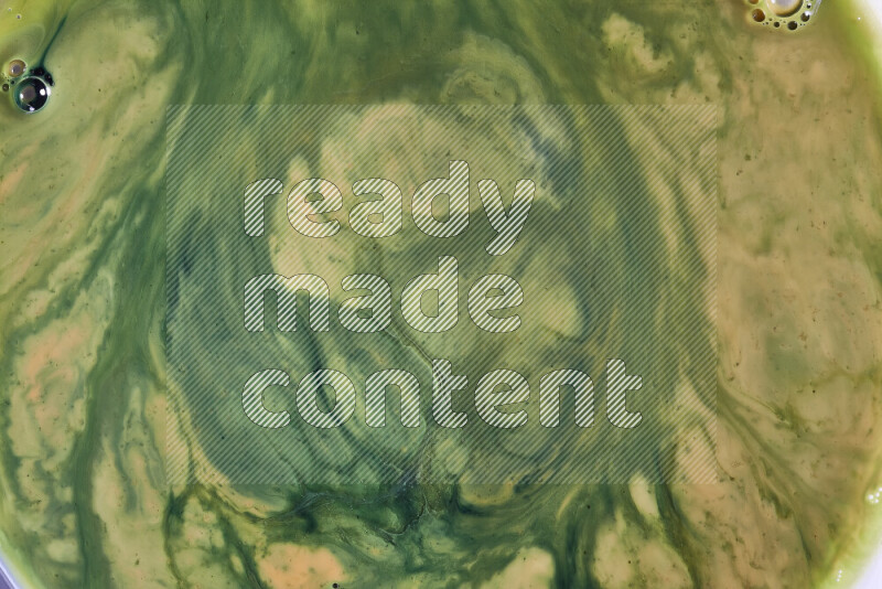 لقطة مقربة لأنماط دوامية باللون البرتقالي والأخضر