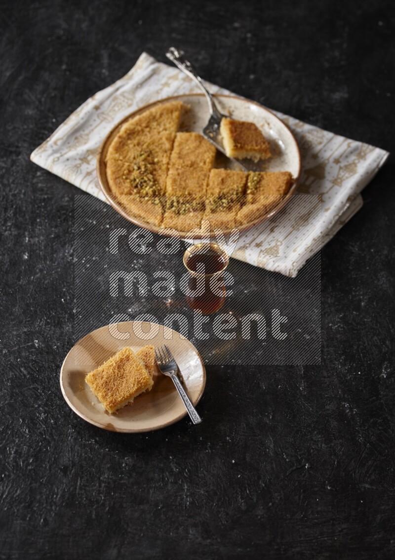 كنافة مع الشاي علي خلفية سوداء خشبية