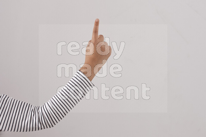 امرأة تشير بيديها بلغة الإشارات المختلفة