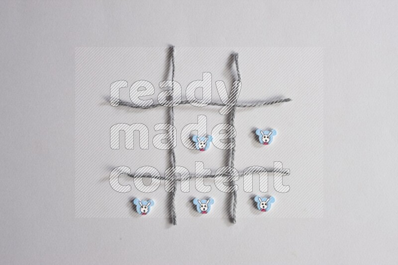 أزرار متعددة اﻷلوان موضوعة علي خلفية رمادية