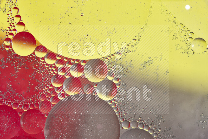 لقطات مقربة لفقاعات من الزيت على سطح الماء باللون الأصفر والأحمر والبني