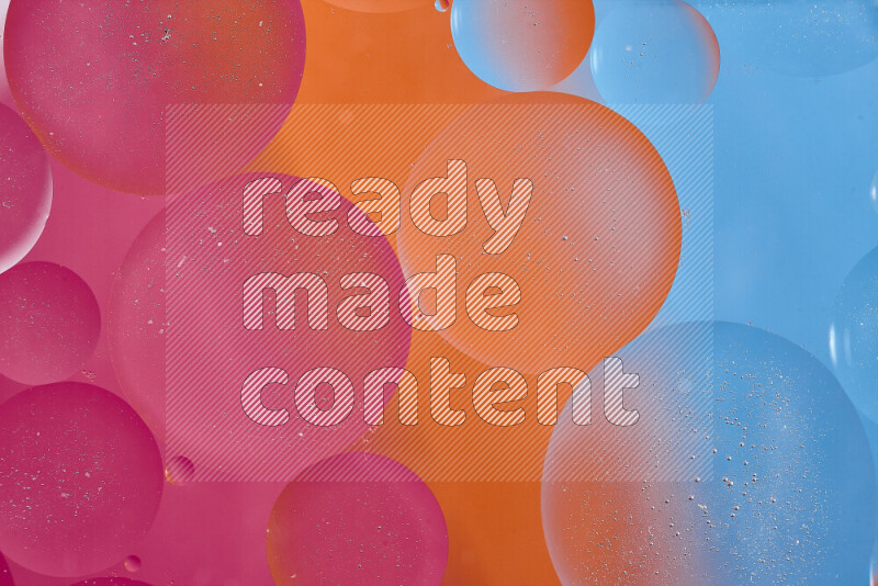 لقطات مقربة لفقاعات من الزيت على سطح الماء باللون الأزرق والبرتقالي والوردي