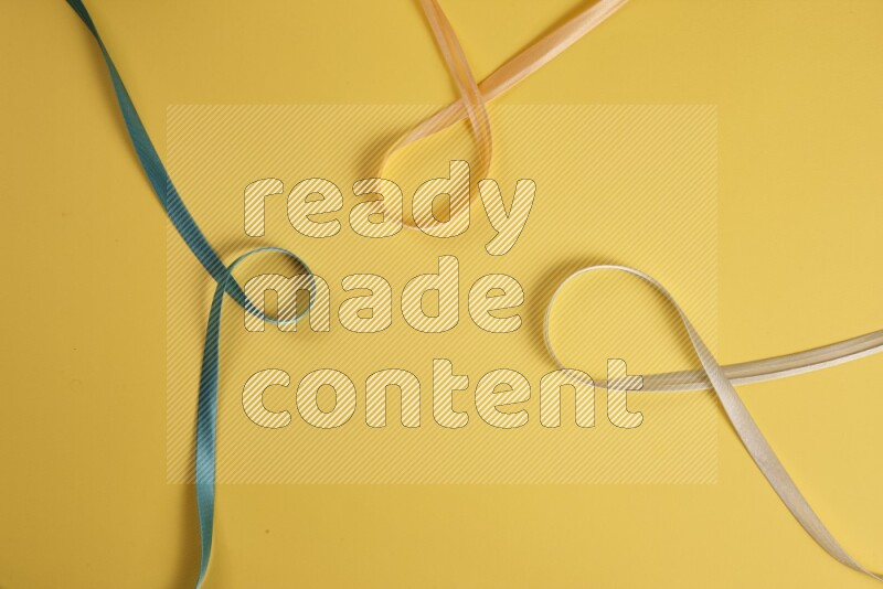 مجموعة من أدوات الخياطة والتفصيل خضراء اللون على خلفية صفراء