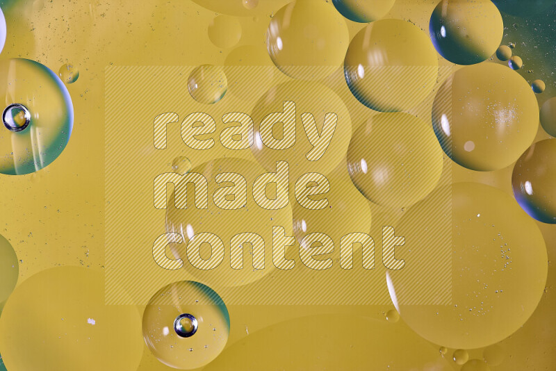 لقطات مقربة لفقاعات من الزيت على سطح الماء باللون الأخضر والأصفر