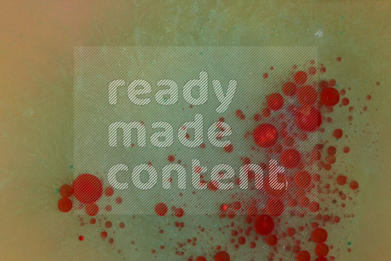 تلتقط الصورة تناثرا للطلاء الأحمر والأخضر والأصفر علي الخلفية