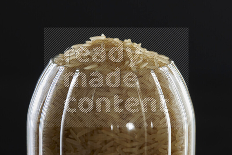أرز بسمتي في وعاء زجاجي على خلفية سوداء