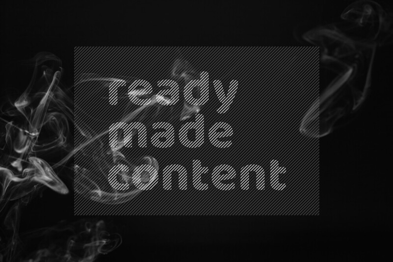 الدخان في حركة متموجة على خلفية داكنة