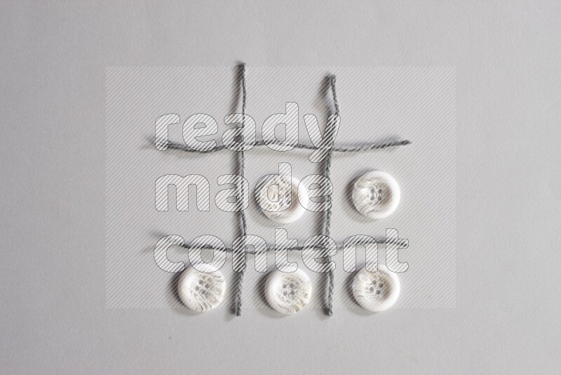 أزرار بيضاء موضوعة علي خلفية رمادية