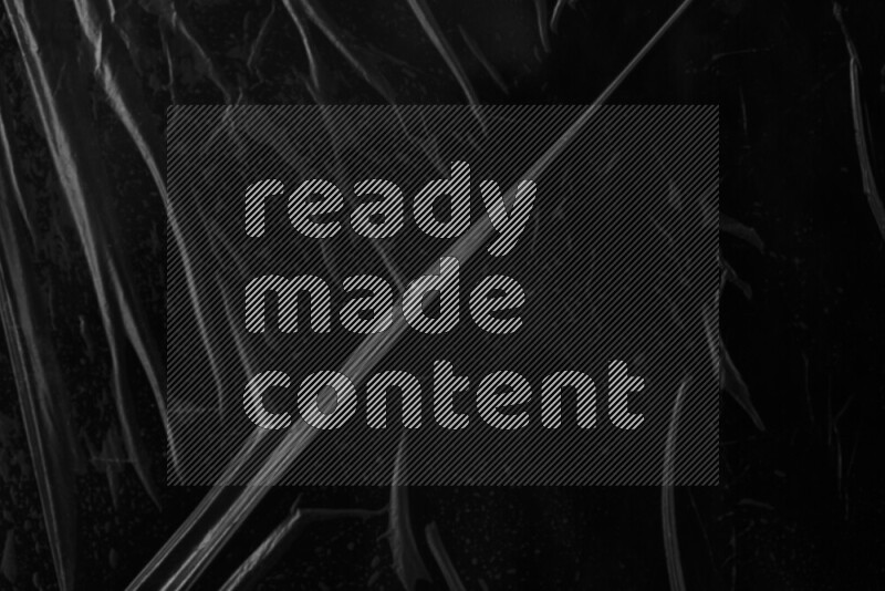 تظهر الصورة سطح من البلاستيك علي خلفية داكنة