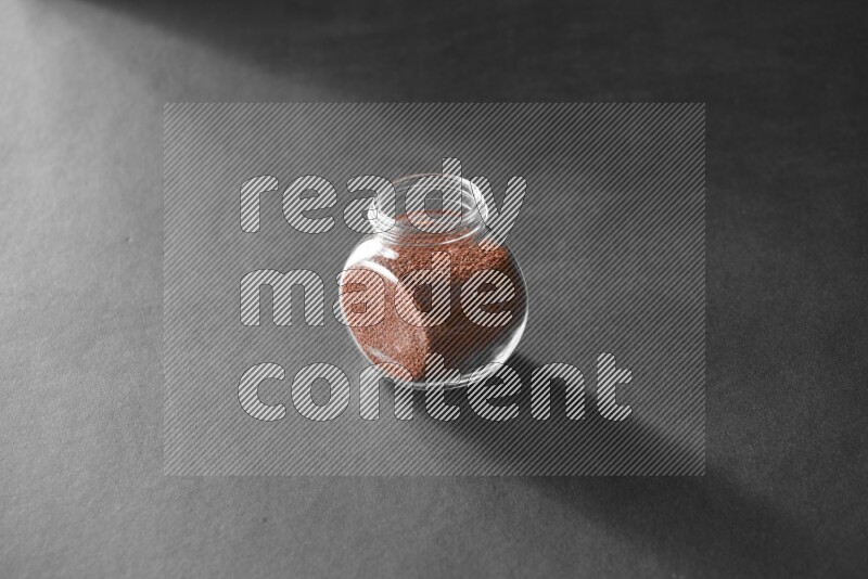 حب الرشاد في وعاء زجاجي علي خلفية سوداء