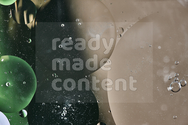 لقطات مقربة لفقاعات من الزيت على سطح الماء باللون الأخضر والبني